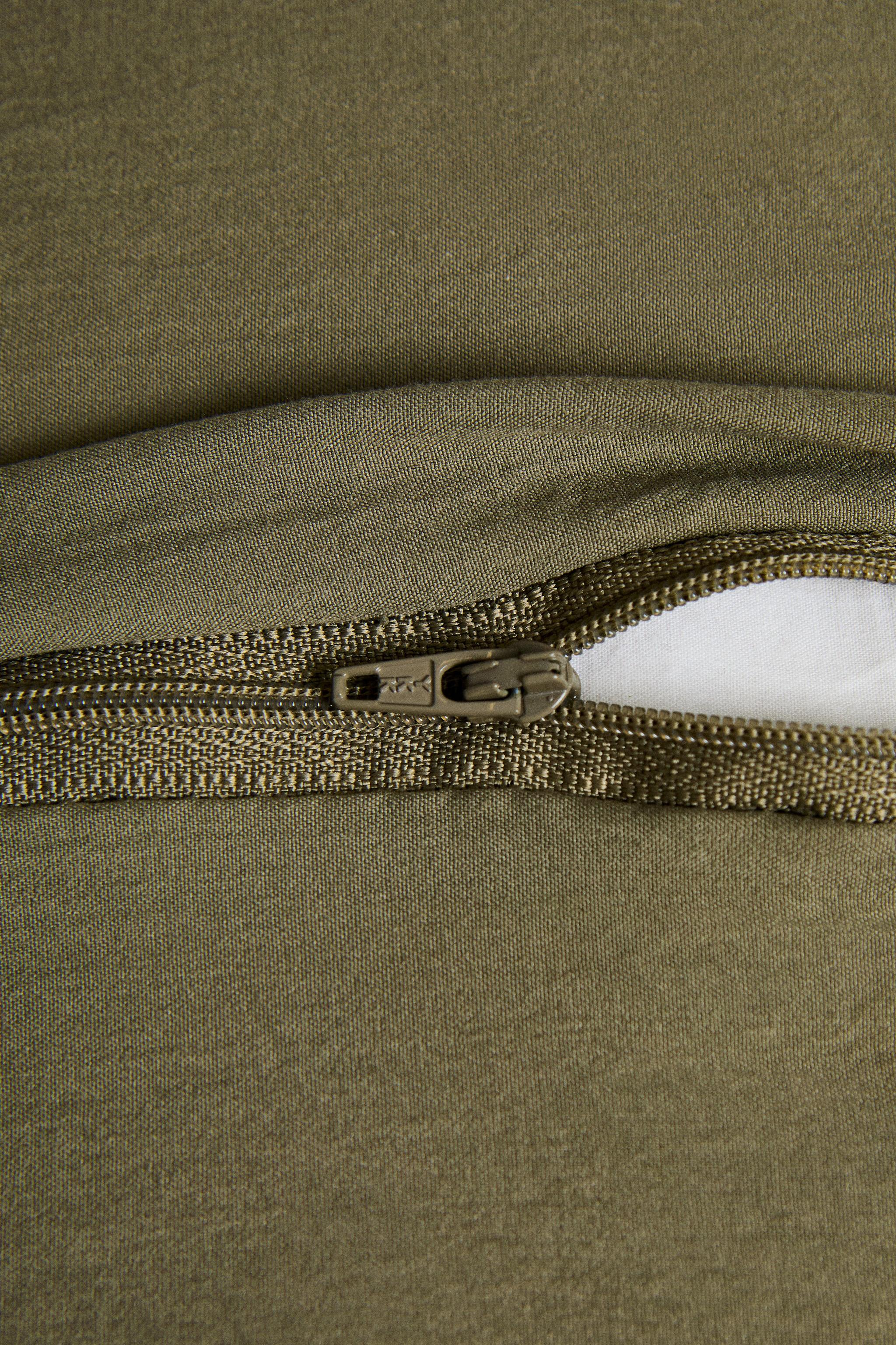 QUILT CUSHION COVER WITH QUILTED DOTS